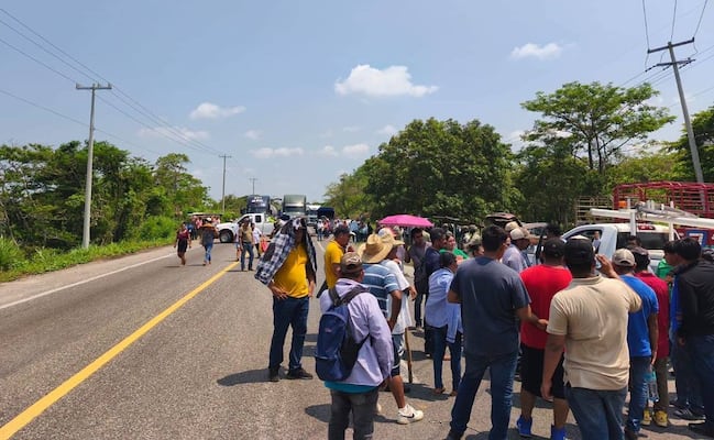 Pobladores de Matías Romero bloquean la carretera Transístmica en protesta por falta de luz desde hace 5 días