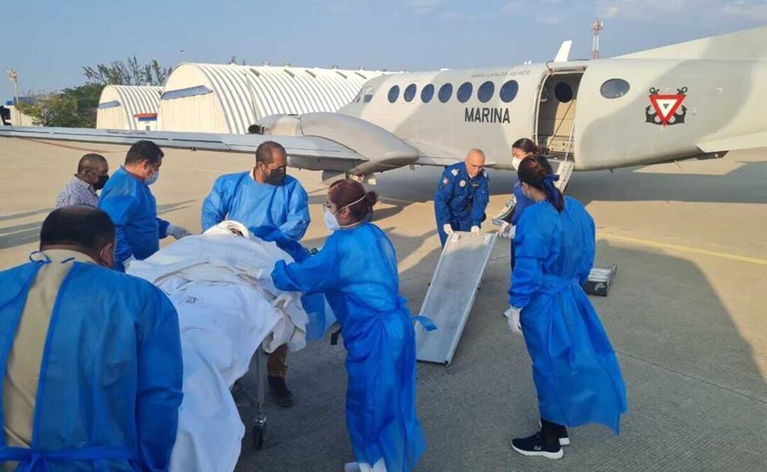 Trasladan en ambulancia aérea a padres de niñas fallecidas tras incendio de su vivienda en Oaxaca. Foto: Especial