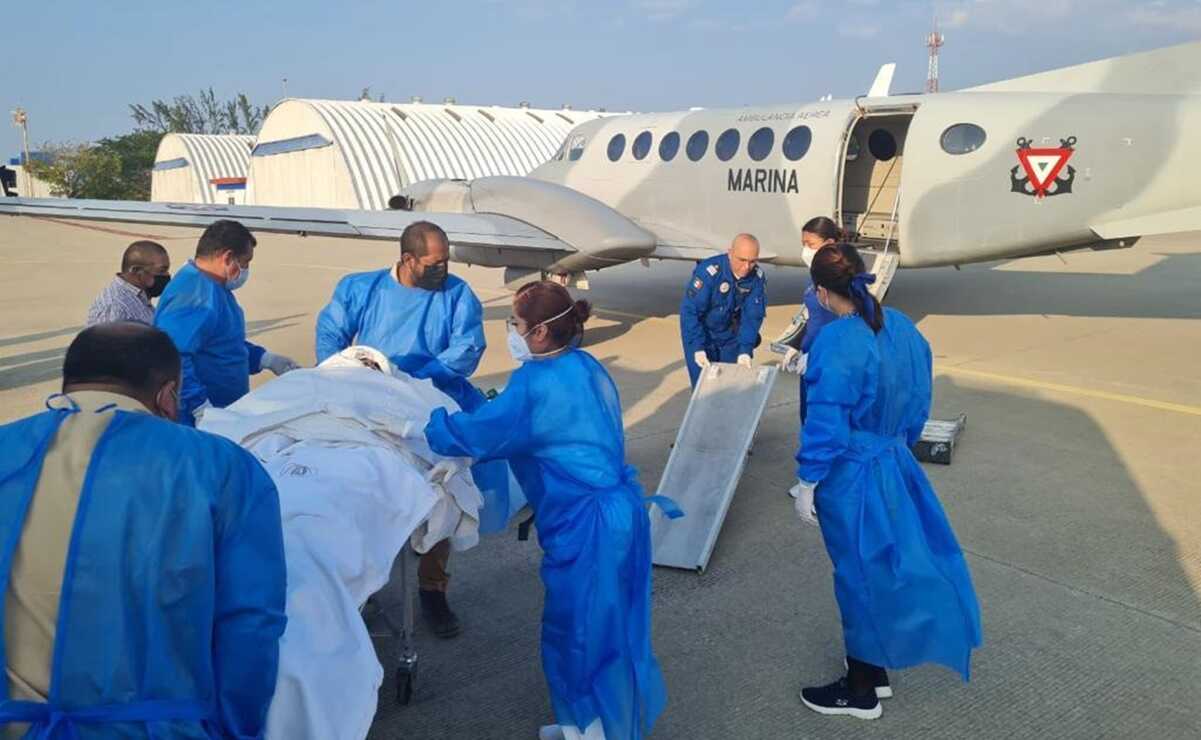 Trasladan en ambulancia aérea a padres de niñas fallecidas tras incendio de su vivienda en Oaxaca. Foto: Especial