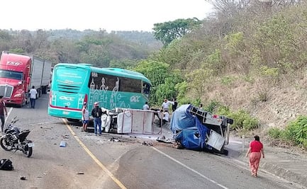 Reportan 6 muertos en accidente en la carretera Transístmica; choca autobús de ADO con otras dos unidades