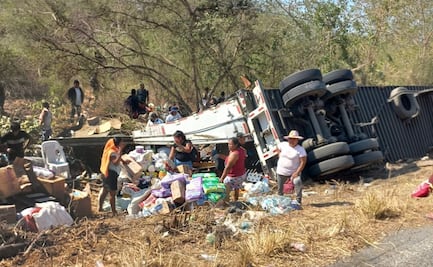 Volcadura de tráiler sobre la carretera Costera 200 desata rapiña en el Istmo de Oaxaca