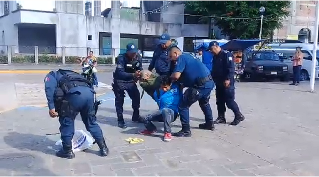 Policías municipales de Tuxtepec detienen a presunto indigente por molestar a una mujer