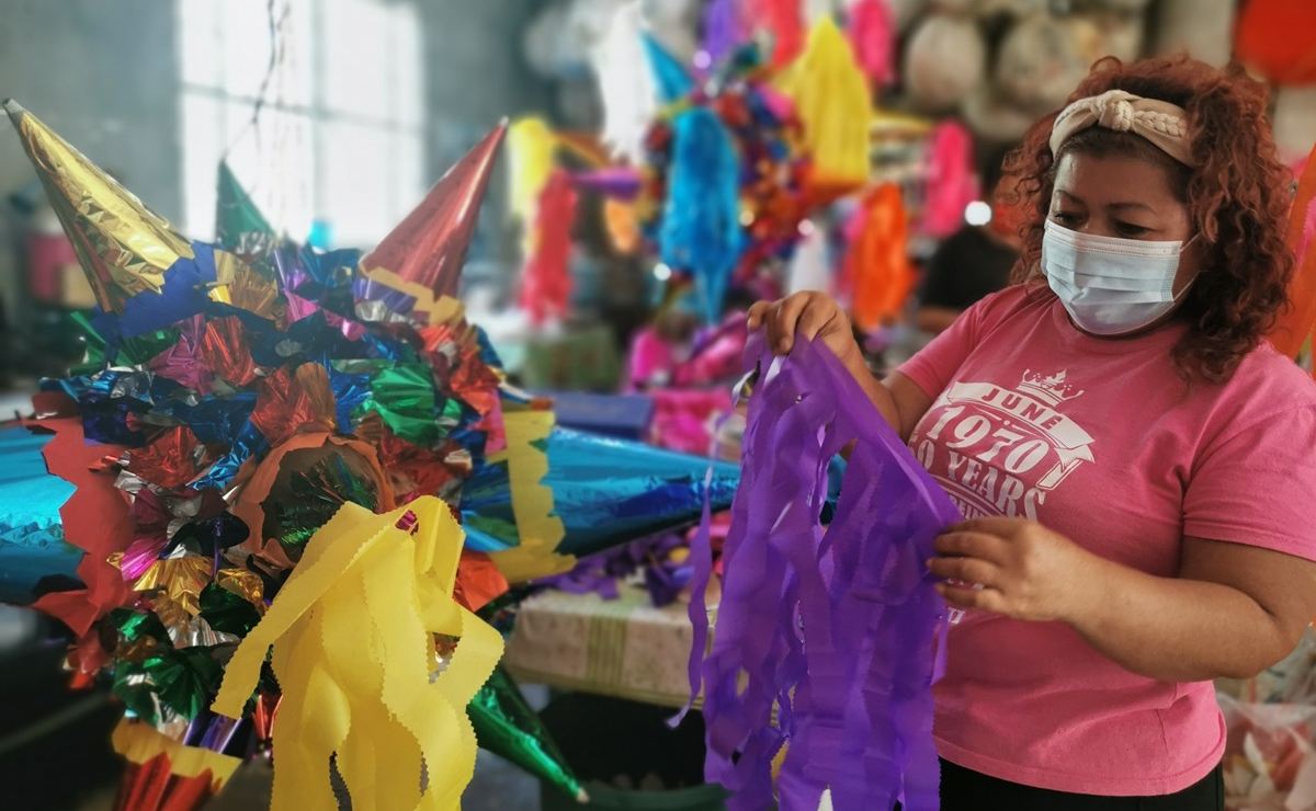 Con figuras para adultos y hasta de coronavirus, piñateros resisten la crisis en Juchitán