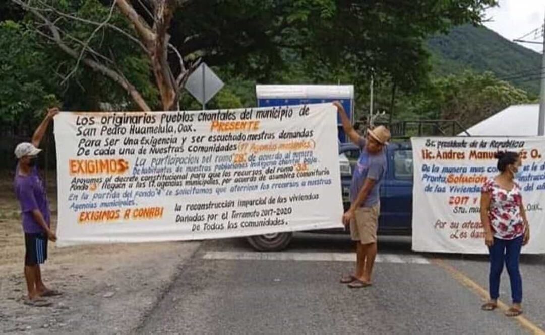 Bloquean pobladores carretera a Huatulco; denuncian nula entrega de apoyos por sismos de 2017 y 2020. Foto: Especial