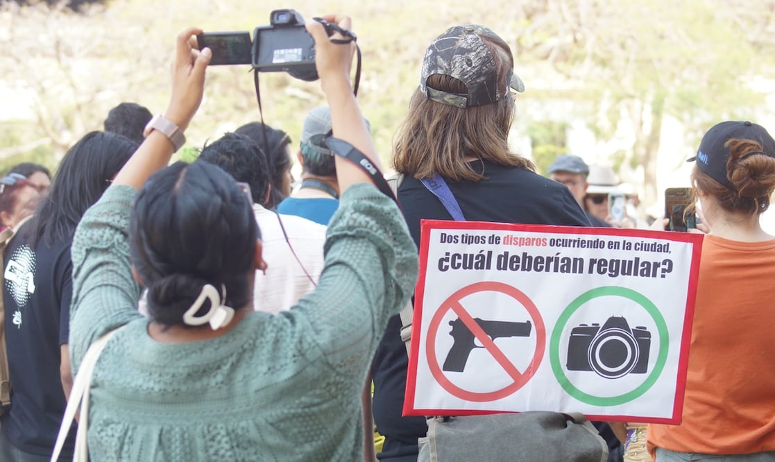 Ciudadanos y fotógrafos se oponen a la política de permisos del ayuntamiento de Oaxaca para fotos en el centro. Foto: Edwin Hernández