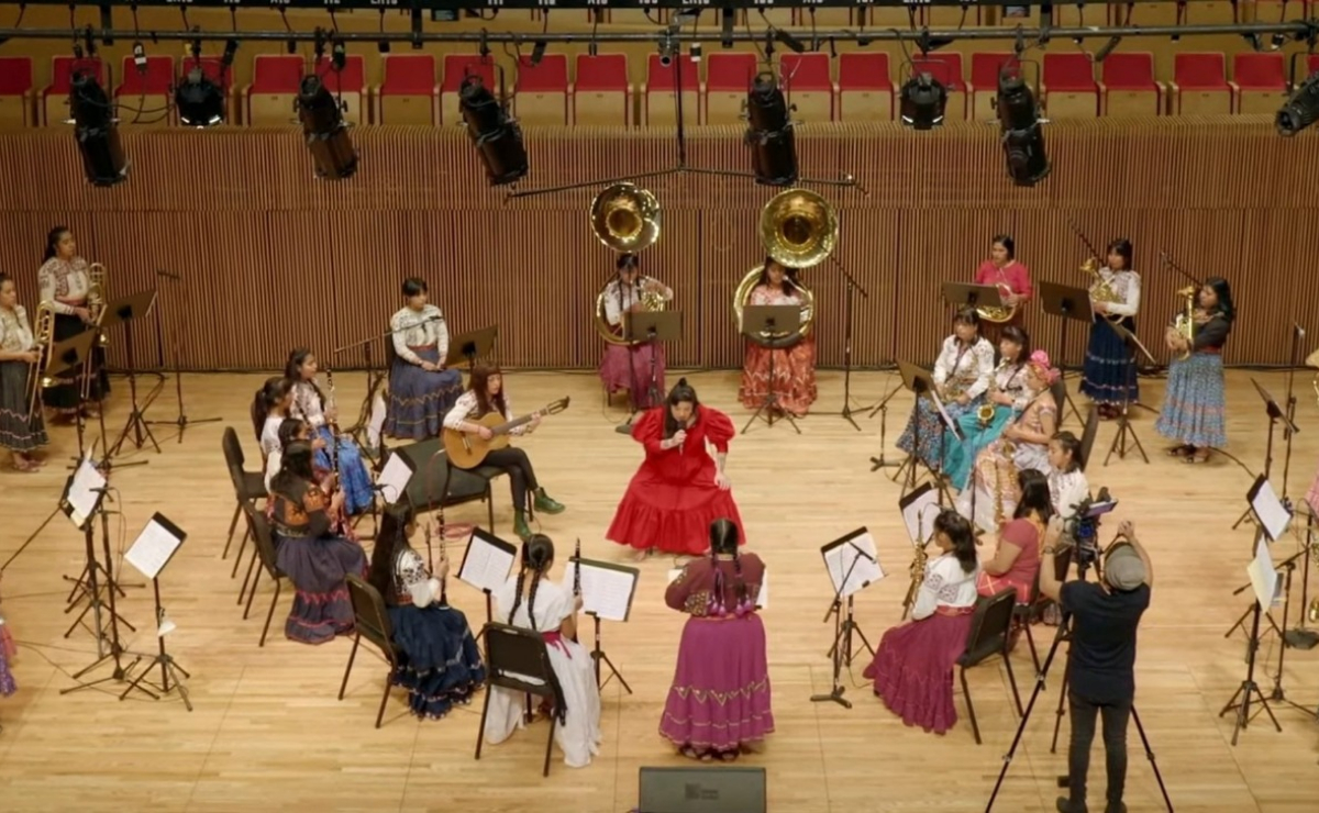 Presenta Mon Laferte “Se va la vida”, acompañada de la banda oaxaqueña Mujeres del Viento Florido