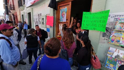 Trabajadores de la CNTE cierran oficinas de su dirigencia sindical