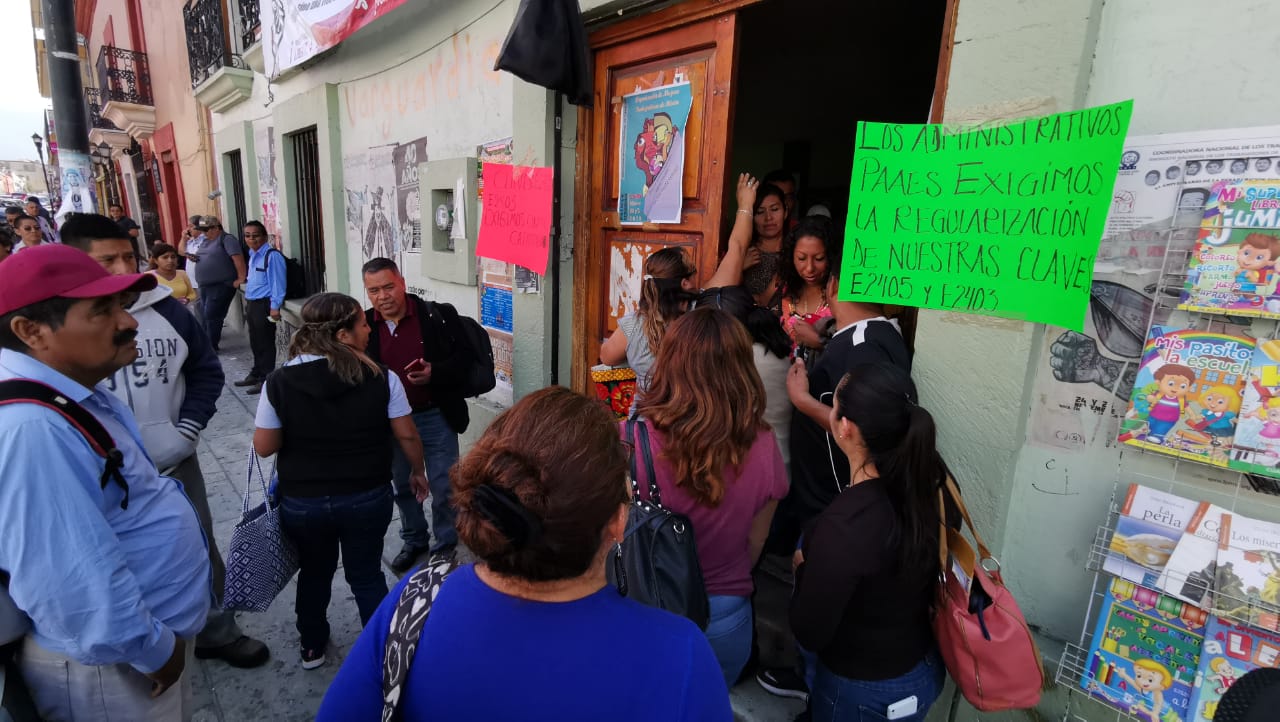 Trabajadores de la CNTE cierran oficinas de su dirigencia sindical