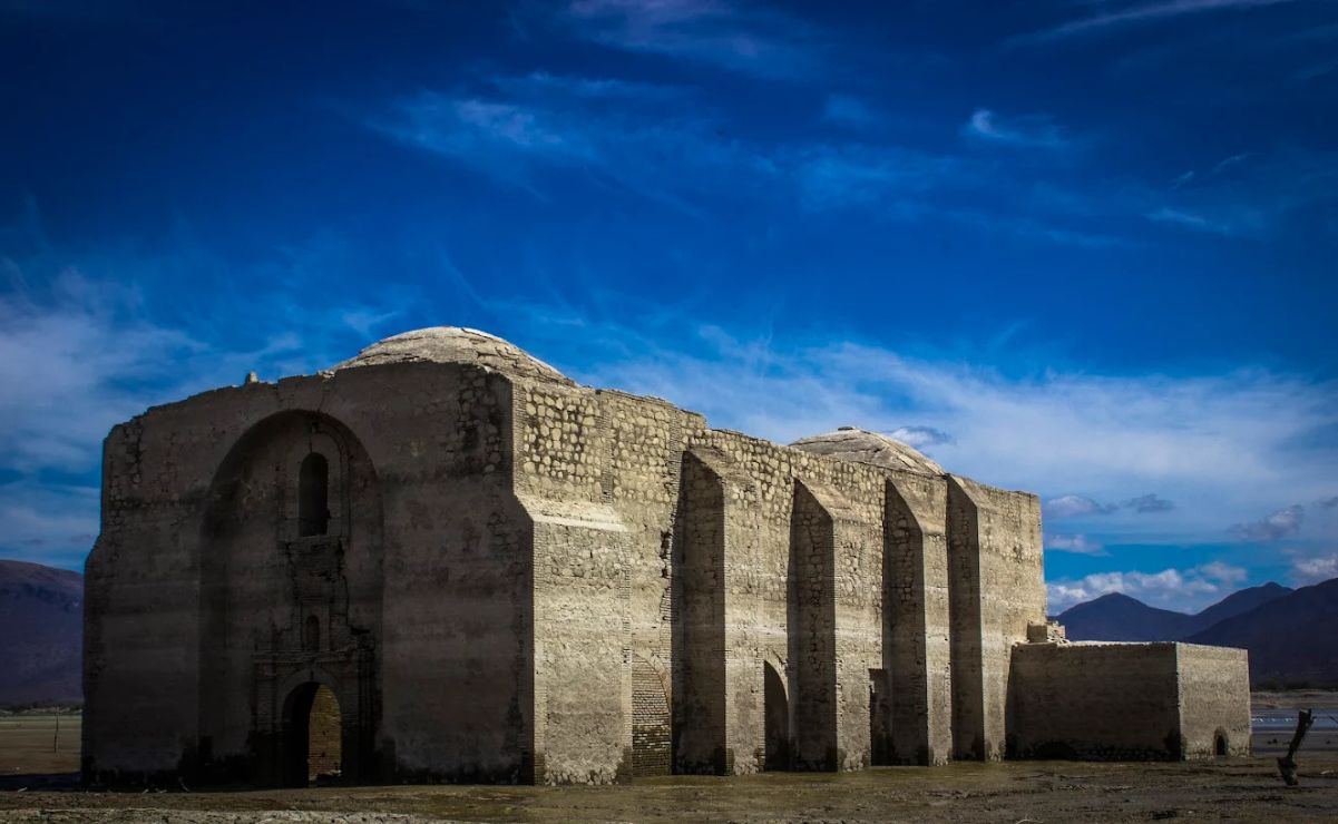 En Oaxaca, la presa Benito Juárez revela un antiguo templo dominico y un tesoro cultural zapoteca. Foto: Mario Aquino Ortiz