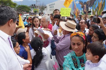 Entre empujones y protestas reciben a AMLO en Tlacolula