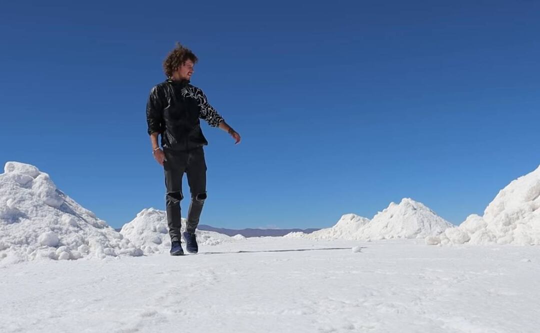 La grabación sobre el litio del youtuber data en 2019, cuando visitó el salar de Uyuni en Bolivia. Foto: Captura de pantalla de Luisito Comunica