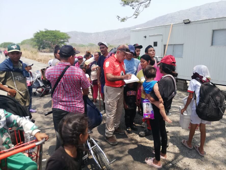 Ignoran autoridades de Oaxaca a 3 mil migrantes del Viacrucis; pagan por agua para lavar y bañarse. Foto: Especiales