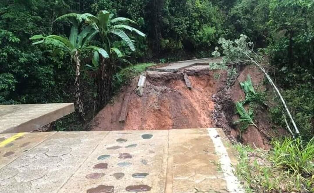Piden apoyo a AMLO para reconstruir camino de Tlacoatzintepec afectado por Agatha en Oaxaca. Foto: Especial