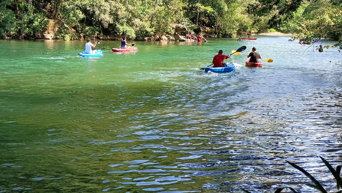 Paseos en kayak en el paraje Los Puentes del río Modelo, Oaxaca. Foto: FB@Río Modelo sitio los puentes
