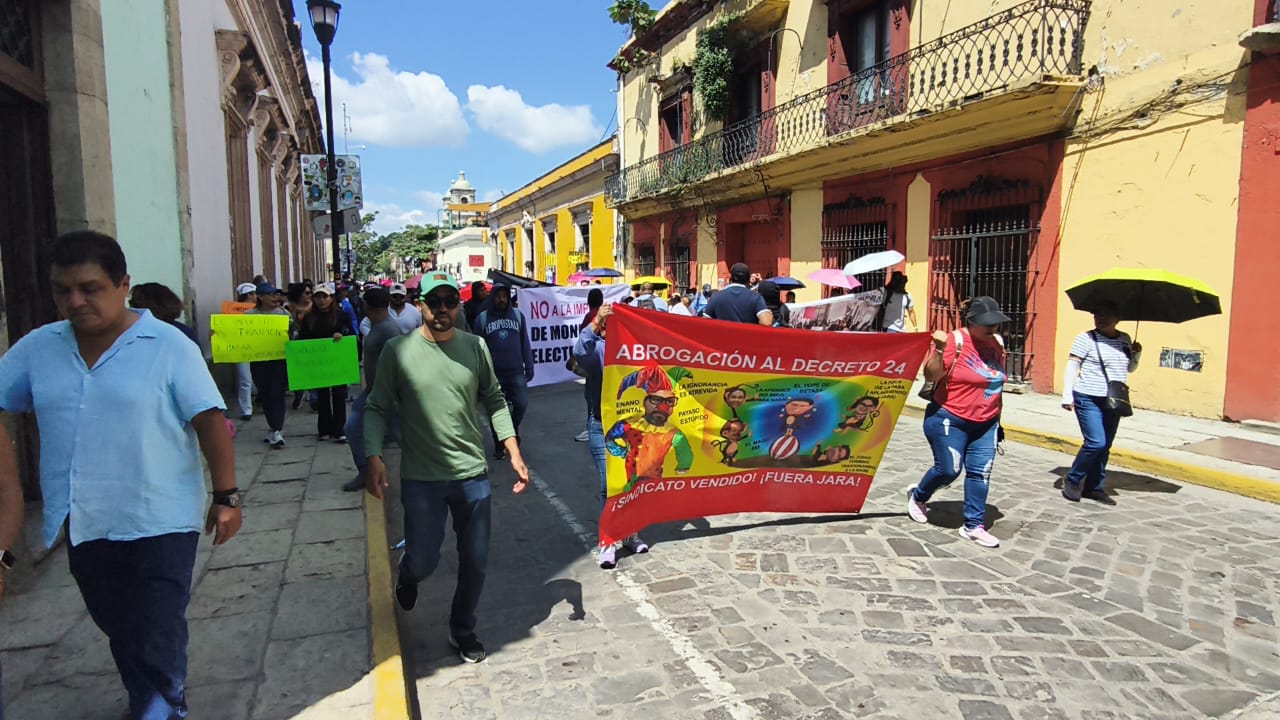 Burócratas denuncian un nuevo impuesto a sus salarios; gobierno de Oaxaca niega afectaciones a sus ingresos