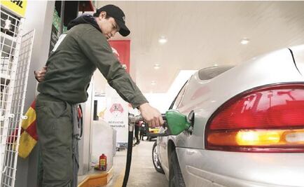 Gasolina sube en México y baja en EU