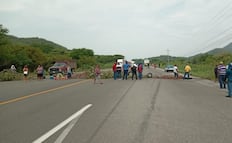 Pobladores de Tapanatepec bloquean carretera Costera; exigen a la CFE restablecer energía eléctrica