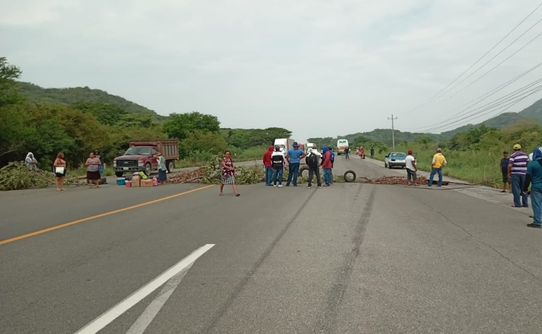 Bloqueo carretera Costera. Foto: Especial