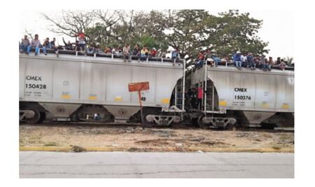 Migrantes reviven peligro en el lomo de "La Bestia"