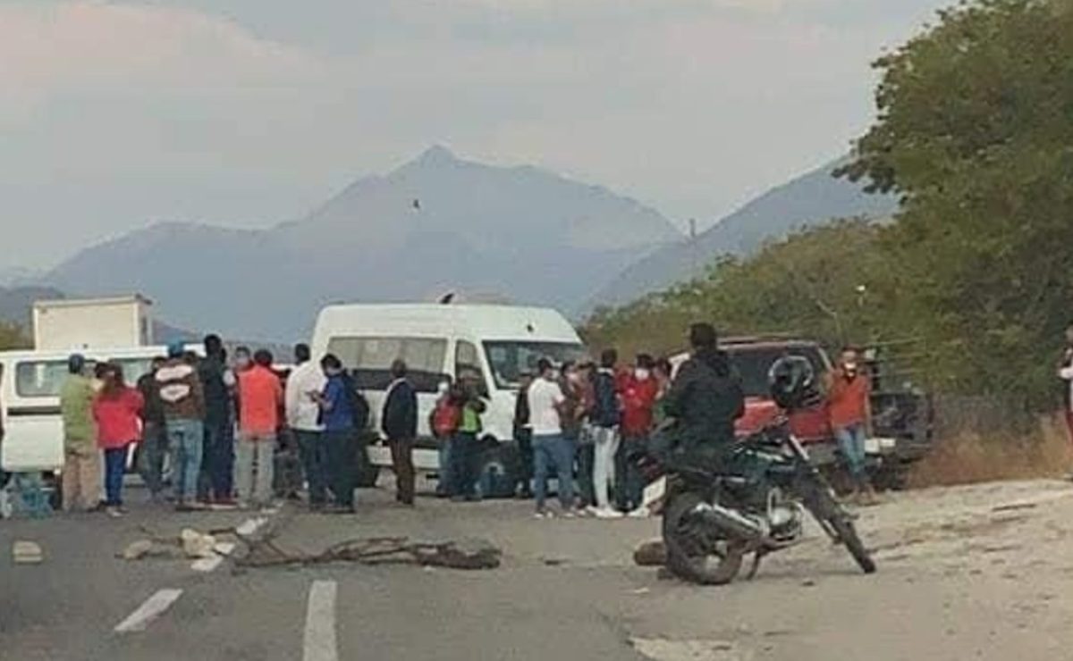 Con bloqueo carretero, músicos del Istmo exigen apoyos de la 4T ante crisis por pandemia
