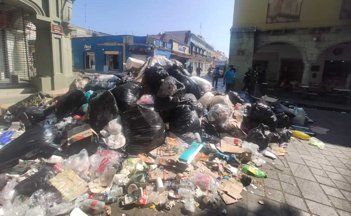 “¿Esto es parte de la tradición?”, cuestiona influencer extranjero por montones de basura en zócalo de Oaxaca. Foto: Mario Artuto Martínez