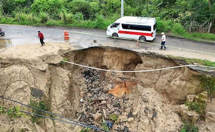 Lluvias dejan afectaciones y socavones en carreteras de Oaxaca