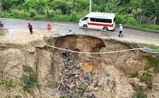 Lluvias dejan afectaciones y socavones en carreteras de Oaxaca