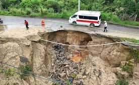 Lluvias dejan afectaciones y socavones en carreteras de Oaxaca