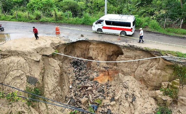 Lluvias dejan afectaciones y socavones en carreteras de Oaxaca