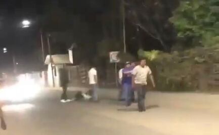 VIDEO. Transportistas golpean en grupo a un sólo hombre; hay 4 taxistas identificados: Semovi Oaxaca