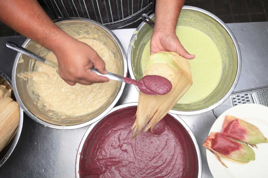 Encontrar los ingredientes de los tamales tricolor fue todo un reto según Daniel. Foto: Edwin Hernández