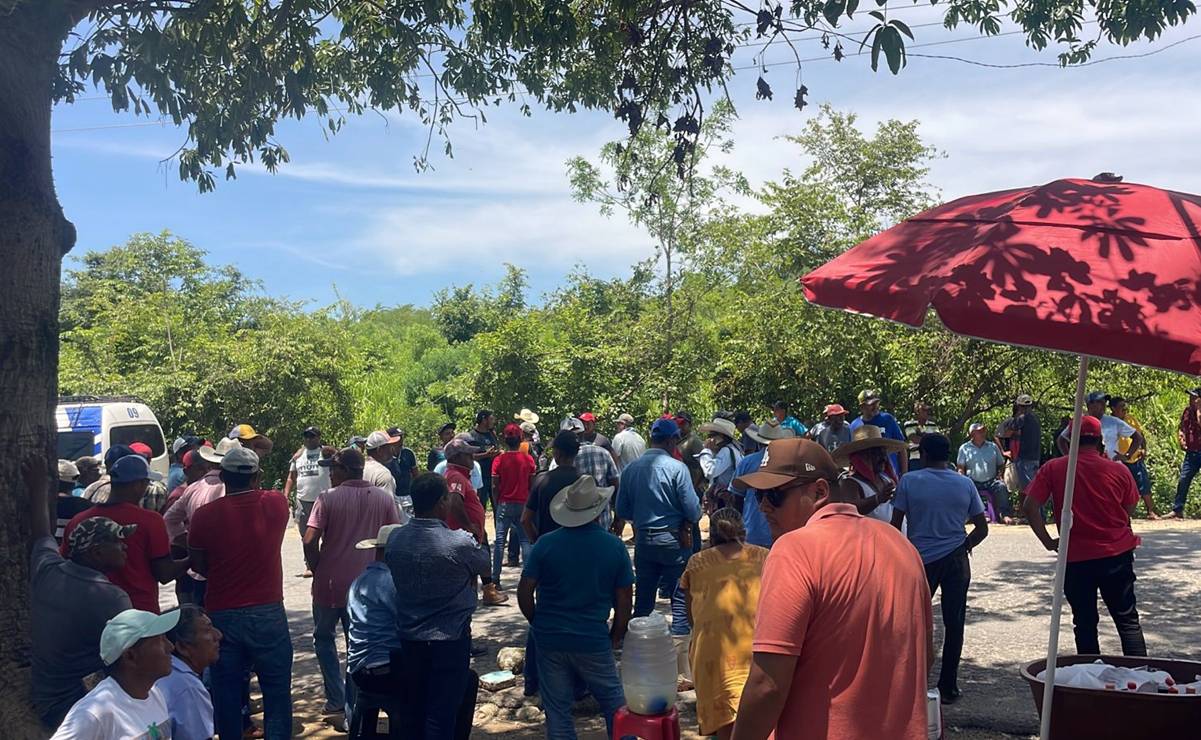 Paralizan con bloqueos la carretera costera Oaxaca-Guerrero; productores demandan la presencia de Sheinbaum