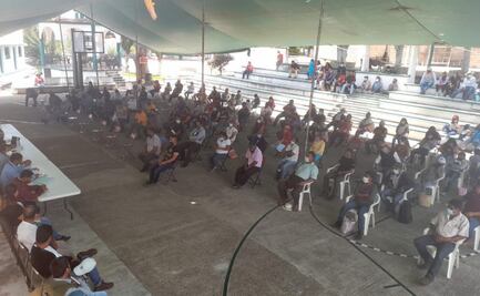 Sosola acuerda iniciar trabajos de pavimentación de camino, tras meses de conflicto y retención de recursos del INPI