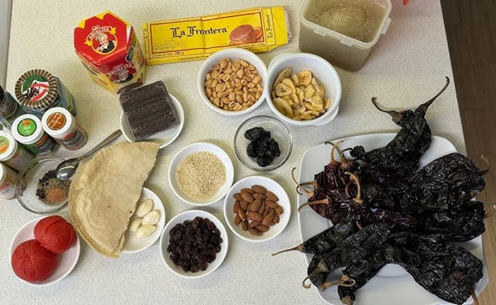 Ingredientes para preparar el mole coloradito de OaxacaFoto: Yoytube@El sazón de doña Caro