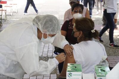 Descartan Servicios de Salud de Oaxaca riesgo en vacunas CanSino resguardadas en el Istmo