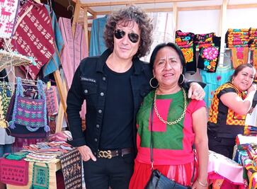 Tras su concierto en Oaxaca, conoce Bunbury el trabajo de artesanas