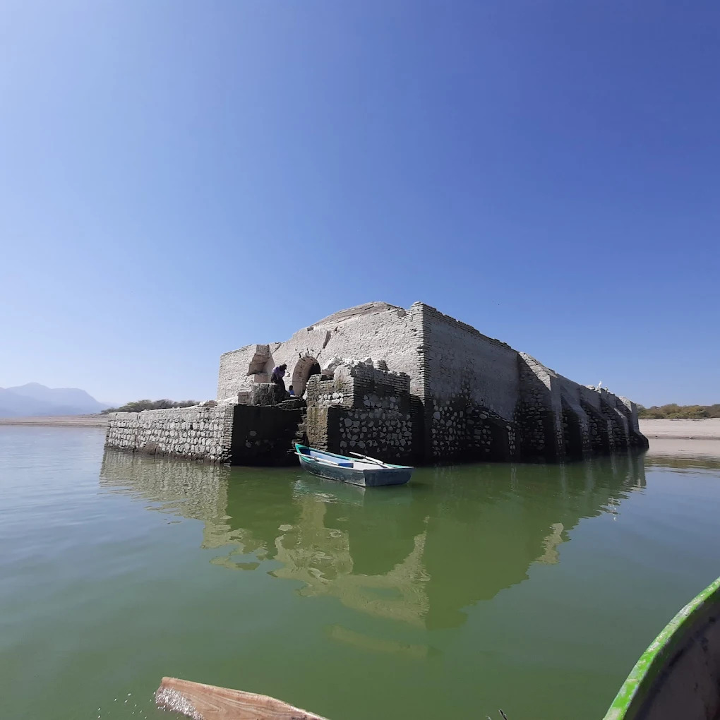 Templo bajo el agua de la presa Benito Juárez. Foto: Eric ssen
