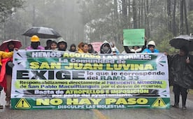 Exigen cuentas a autoridades de San Pablo Macuiltianguis por presunto desvío de recursos; comuneros bloquean la carretera Oaxaca-Tuxtepec