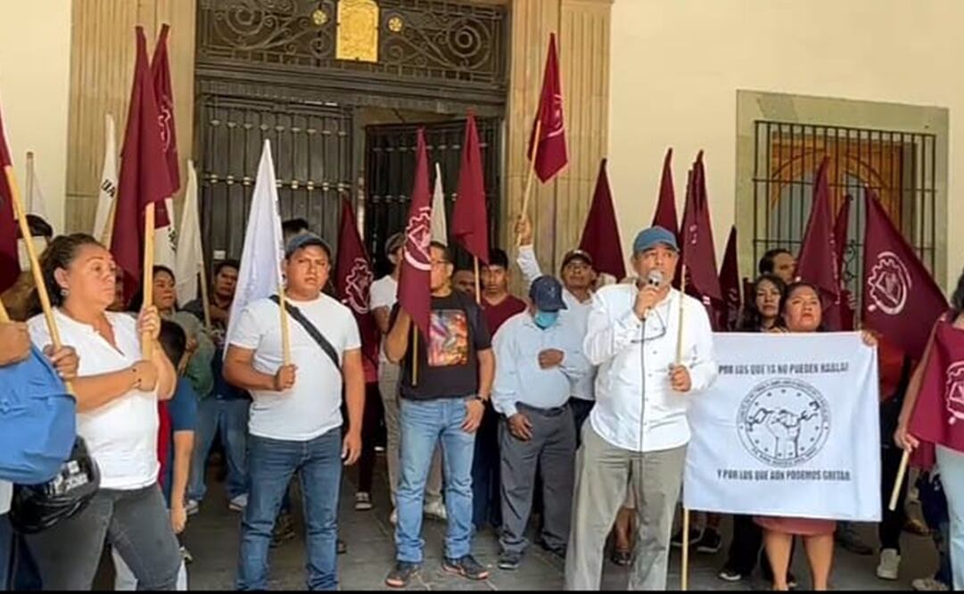 Víctimas de la masacre en San Mateo del Mar protestan en el Palacio de Gobierno de Oaxaca. Foto: Especial