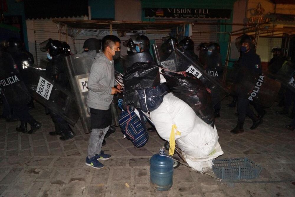 Pide edil de Oaxaca de Juárez a ambulantes que “ya no regresen”; desalojaron al menos a 80. Foto: Edwin Hernández