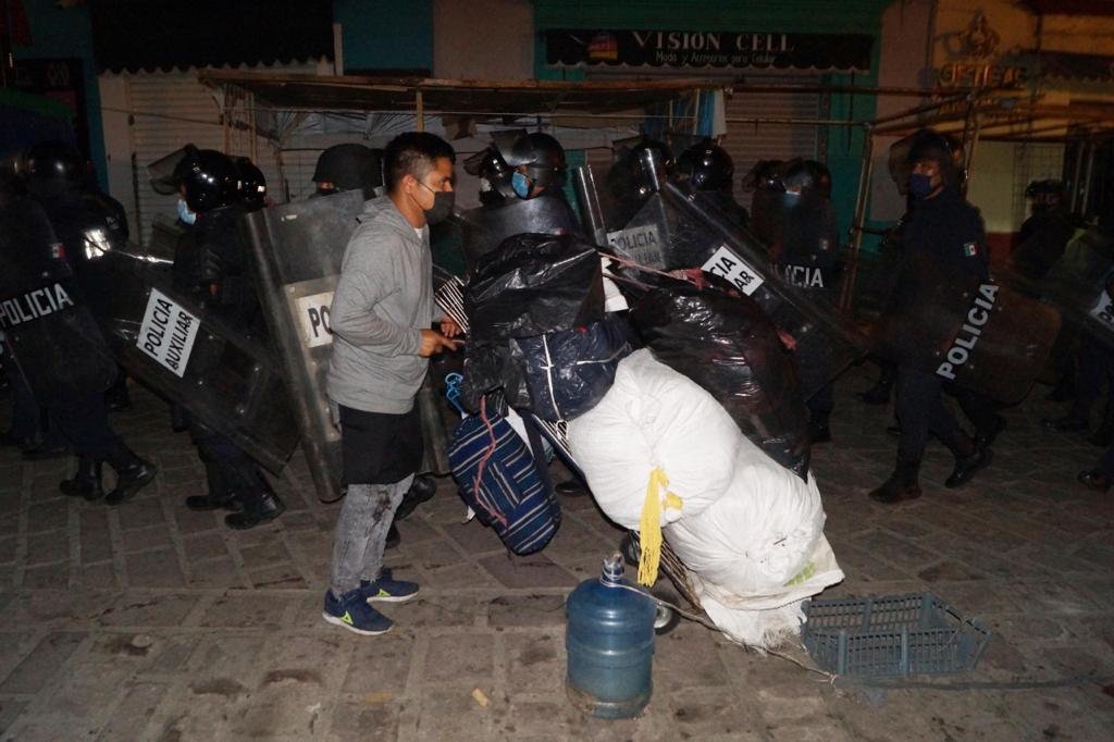 Pide edil de Oaxaca de Juárez a ambulantes que “ya no regresen”; desalojaron al menos a 80. Foto: Edwin Hernández