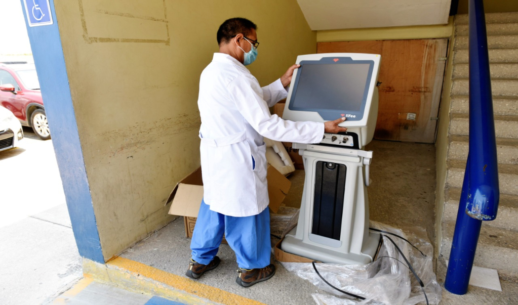 Entregan cinco ventiladores para pacientes por Covid-19 en Oaxaca; comprarán 100 equipos médicos
