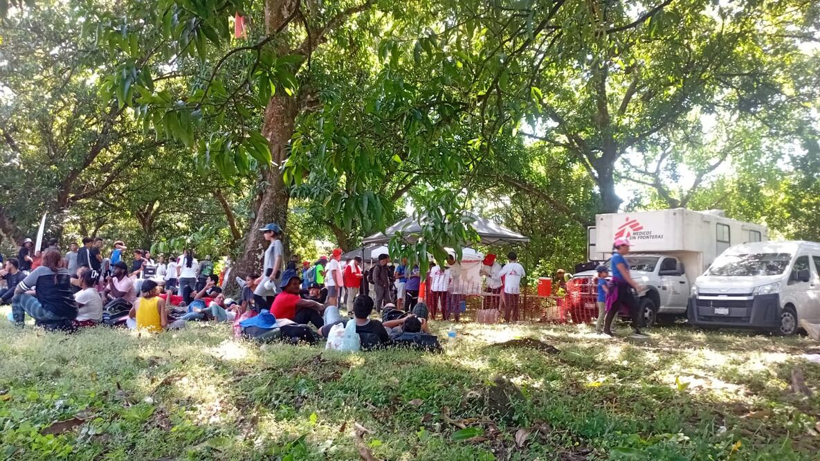 Caravana migrante se estaciona en  Oaxaca en espera de que el gobierno de México brinde autobuses