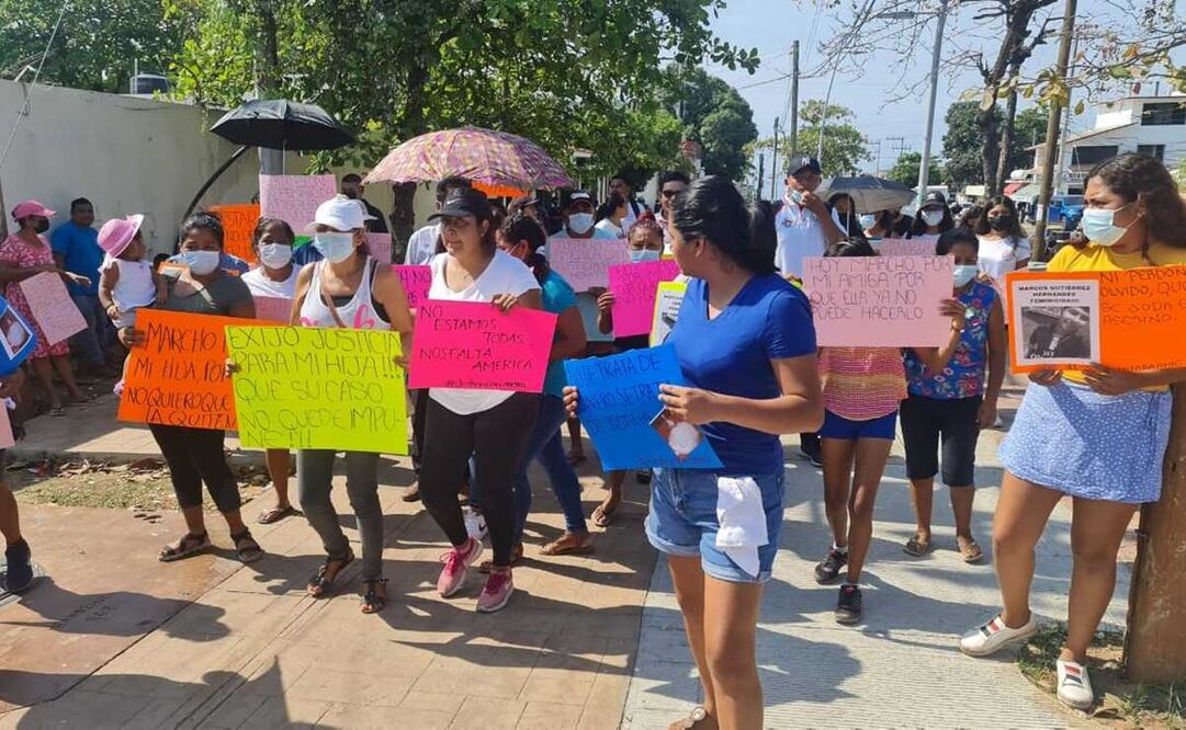 La protesta por el asesinato de América se realizó afuera del Juzgado de Control en Puerto Escondido. Foto: Especial