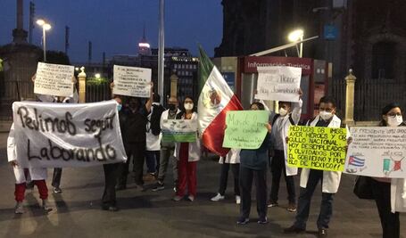 “Nos trataron como héroes y ahora nos dan la espalda”: médicos piden a AMLO contratación