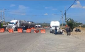 Obreros y habitantes de Salina Cruz protestan contra la empresa ICA Fluor, contratista de Pemex