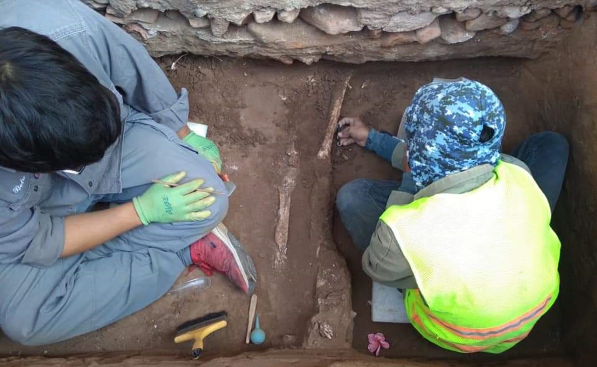 Encuentran arqueólogos restos óseos en cimientos de Casa de la Cultura de Juchitán, Oaxaca. Foto: Especial
