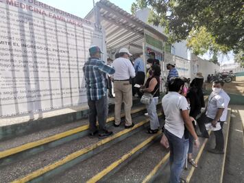 Personas de la tercera edad en Oaxaca exigen ser censadas para vacuna Covid-19; convocatoria es falsa: IMSS