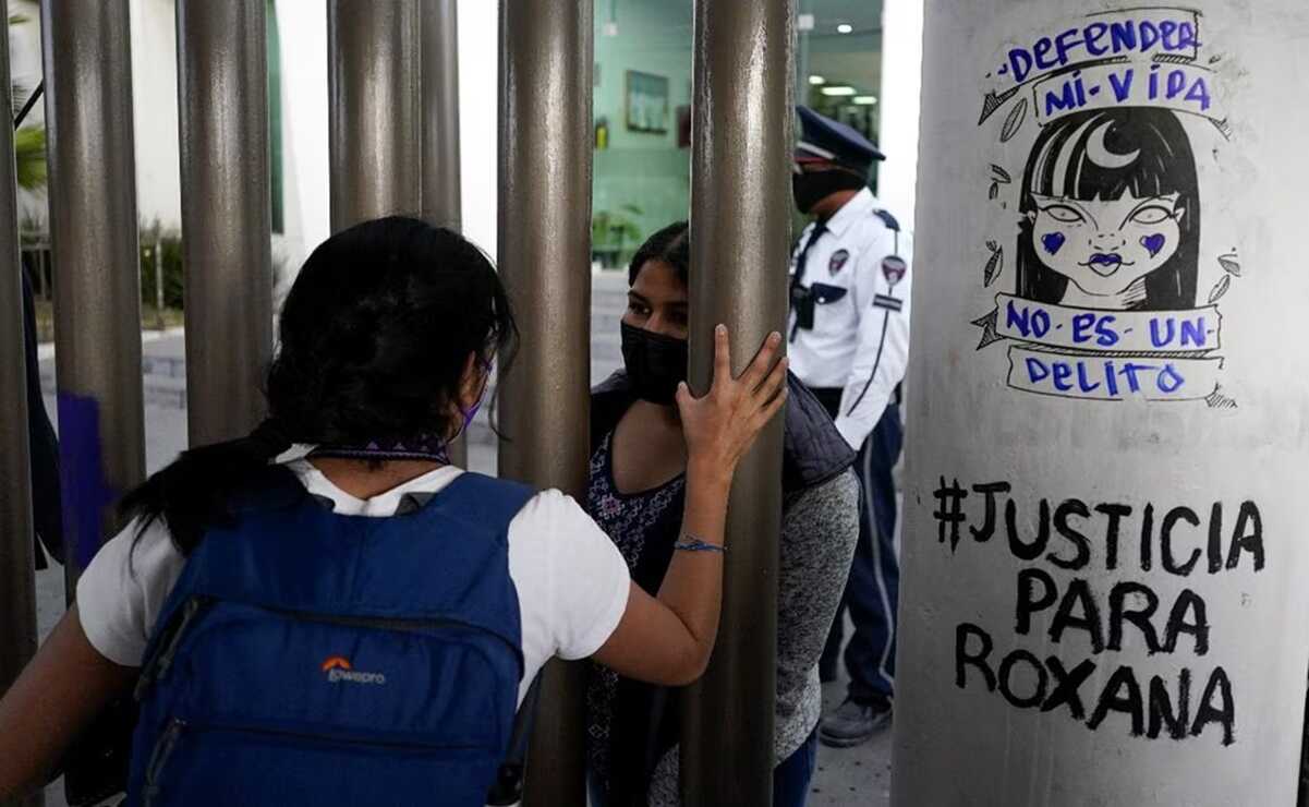 AMLO analiza indulto para Roxana, joven de Oaxaca que mató a su agresor