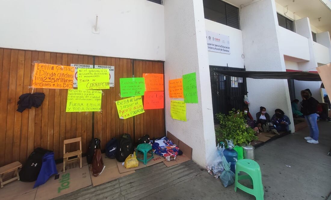 Exigen renuncia de titular del colegio de Educación Integral e Intercultural de Oaxaca. Foto: Mario Arturo Martínez